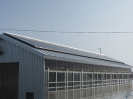 太陽光発電 格納庫屋根の設置 6.72kWシステム