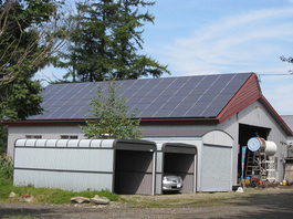 太陽光発電 格納庫屋根の設置 14.688kWシステム