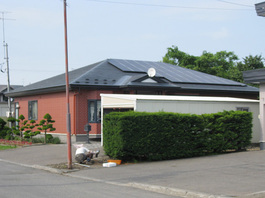 太陽光発電 寄棟住宅屋根の設置 4.242kWシステム